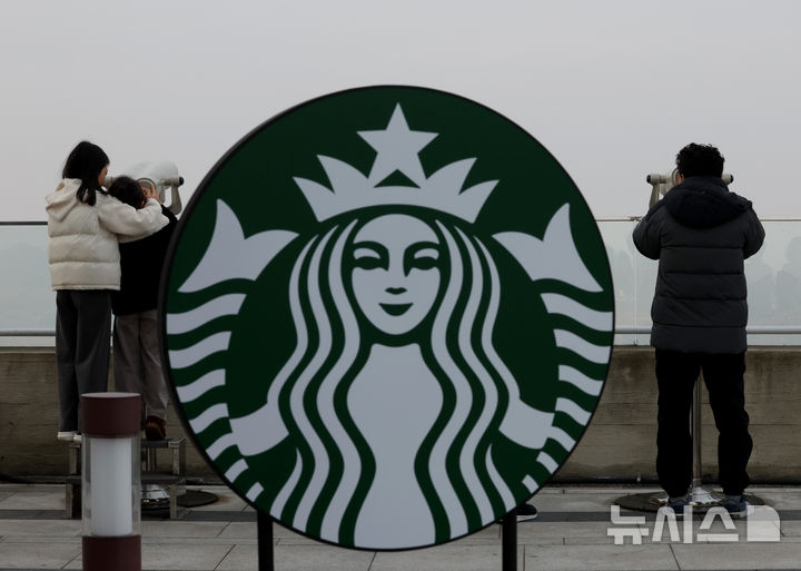 [김포=뉴시스] 김진아 기자 = 1일 경기 김포시 스타벅스 김포애기봉생태공원점에서 방문객들이 북한을 바라보고 있다.스타벅스 김포애기봉생태공원점은 민간인 출입이 제한된 비무장지대(DMZ) 인근에 위치해 검문을 거쳐야만 입장할 수 있는 유일한 카페로, 이 곳에서는 북한 개풍군 민간마을과 송악산을 육안으로 조망하며 커피를 즐길 수 있는 곳이다. 2024.12.01. bluesoda@newsis.com