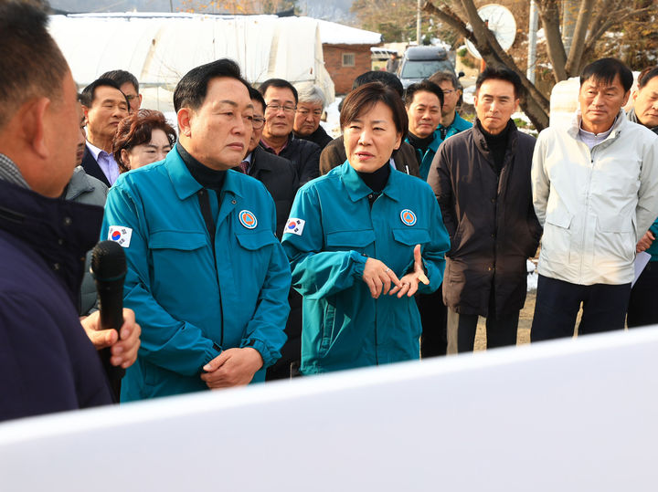 [서울=뉴시스] 전진환 기자 = 송미령 농림축산식품부장관은 1일 오후 경기 여주의 대설 피해 농가(참외 재배 농가)를 방문하여 농업인을 위로하는 한편, 피해 상황과 응급복구 상황을 점검했다. (사진=농림축산식품부 제공) 2024.12.01. photo@newsis.com *재판매 및 DB 금지