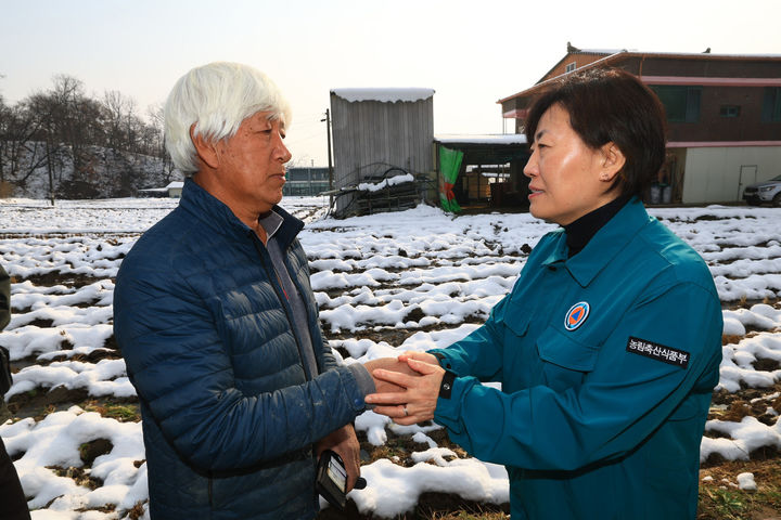 [서울=뉴시스] 전진환 기자 = 송미령 농림축산식품부장관은 1일 오후 경기 여주의 대설 피해 농가(참외 재배 농가)를 방문하여 농업인을 위로하는 한편, 피해 상황과 응급복구 상황을 점검했다. (사진=농림축산식품부 제공) 2024.12.01. photo@newsis.com *재판매 및 DB 금지