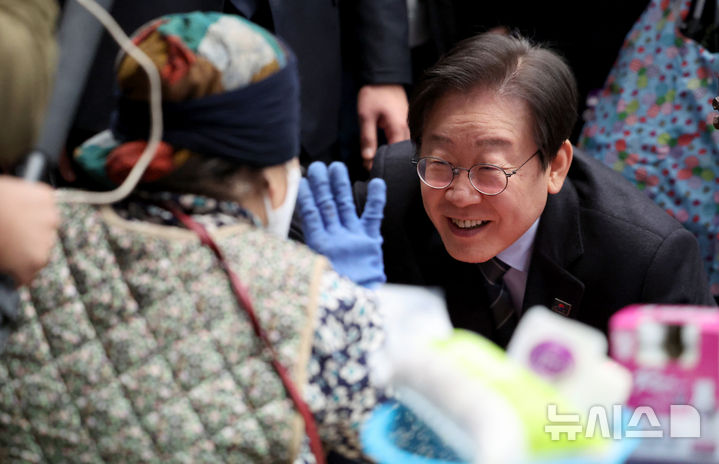 [포항=뉴시스] 이무열 기자 = 이재명 더불어민주당 대표가 1일 오후 경북 포항시 북구 죽도시장에서 상인과 인사하고 있다. 2024.12.01. lmy@newsis.com