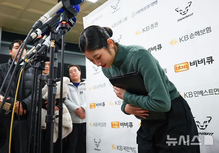 [의정부=뉴시스] 김근수 기자 = 이해인(고려대)이 1일 경기 의정부실내빙상장에서 열린 2024 KB금융 전국남녀 피겨스케이팅 회장배 랭킹대회 여자 시니어 부문 프리스케이팅에서 연기를 마치고 열린 취재진과 인터뷰에서 고개숙여 사과하고 있다. 2024.12.01. ks@newsis.com