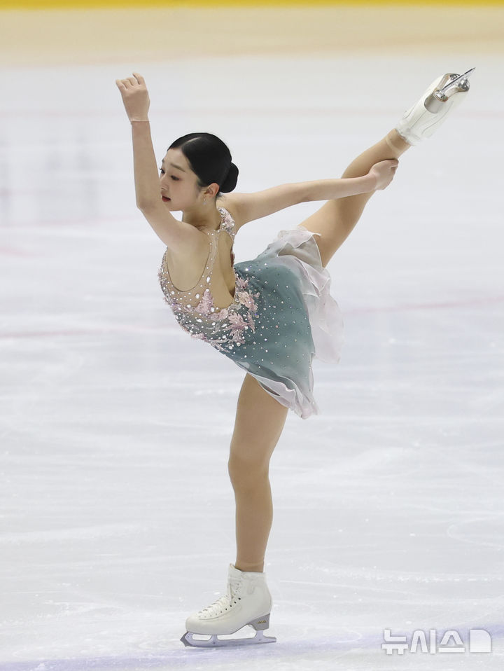 [의정부=뉴시스] 김근수 기자 = 신지아(세화여고)가 1일 경기 의정부실내빙상장에서 열린 2024 KB금융 전국남녀 피겨스케이팅 회장배 랭킹대회 여자 시니어 부문 프리스케이팅에서 연기를 펼치고 있다. 2024.12.01. ks@newsis.com