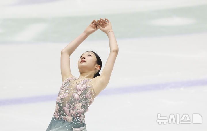 [의정부=뉴시스] 김근수 기자 = 신지아(세화여고)가 1일 경기 의정부실내빙상장에서 열린 2024 KB금융 전국남녀 피겨스케이팅 회장배 랭킹대회 여자 시니어 부문 프리스케이팅에서 연기를 펼치고 있다. 2024.12.01. ks@newsis.com