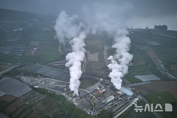 [인도네시아=AP/뉴시스] 2024년 11월 15일 인도네시아 중부 자바 디엥의 한 지열발전소에서 수증기가 피어오르고 있다. *사진은 본문과 관계 없음. 2026.05.26.