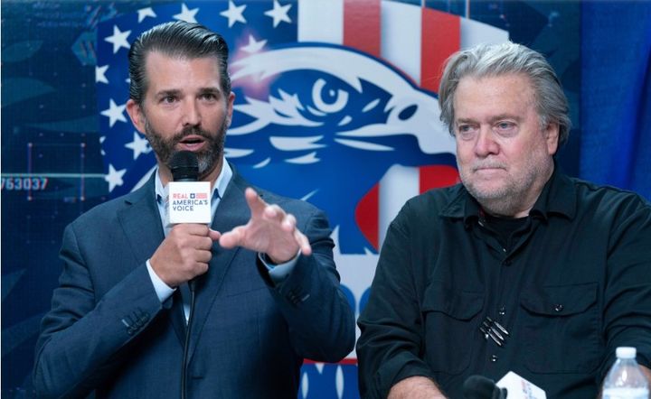 스티브 배넌이 지난해 한 라디오 쇼에서 도널드 트럼프 당선인의 장남 트럼프 주니어와 출연하고 있다.(출처: 선데이타임스) 2024.12.02.&nbsp; *재판매 및 DB 금지