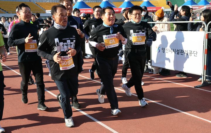 [양산=뉴시스] 제18회 양산전국하프마라톤대회가 성황리에 마무리됐다. (사진=양산시 제공) 2024.12.02. photo@newsis.com *재판매 및 DB 금지