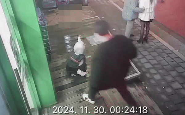 [서울=뉴시스] 편의점 앞에 놓인 눈사람을 발로 차고 주먹으로 때려 부순 남성이 온라인 커뮤니티에서 누리꾼들의 뭇매를 맞고 있다. (사진=에펨코리아 갈무리) *재판매 및 DB 금지