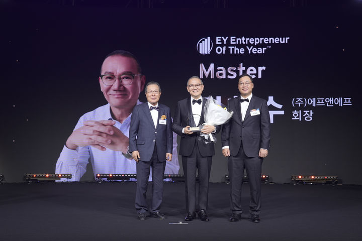 [서울=뉴시스] 김창수 F&F 회장이 '2024 EY 최우수 기업가상(EY Entrepreneur Of The Year)' 시상식에서 최고 영예인 마스터(Master) 부문을 수상했다. (사진좌측부터) 윤동한 한국콜마 회장, 김창수 F&F 회장, 박용근 EY한영 대표 (사진=F&F 제공) *재판매 및 DB 금지