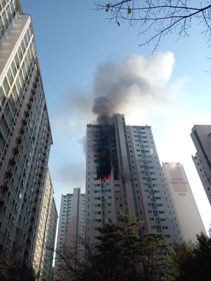 [대구=뉴시스] 대구 수성구의 한 아파트에서 불이 나 대응 1단계가 발령됐다. (사진 = 대구소방안전본부 제공) 2024.12.02. photo@newsis.com *재판매 및 DB 금지