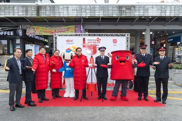 [서울=뉴시스] 함진규 한국도로공사 사장(가운데)과 김병윤 구세군 사령관(오른쪽 네 번째) 등 관계자들이 지난달 29일 서울 만남의광장 휴게소에서 모금 관련 기념촬영을 하고 있다. 2024.12.02. (사진=도로공사 제공) photo@newsis.com *재판매 및 DB 금지