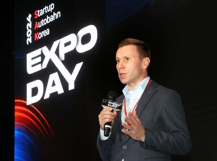 [서울=뉴시스] 마티아스 바이틀 메르세데스-벤츠 코리아 대표가 지난달 29일 서울 강남구 논현동 복합문화공간에서 열린 스타트업 아우토반 코리아 2024 '엑스포 데이' 행사에서 발언하고 있다. (사진=벤츠 코리아 제공) 2024.12.02 photo@newsis.com *재판매 및 DB 금지