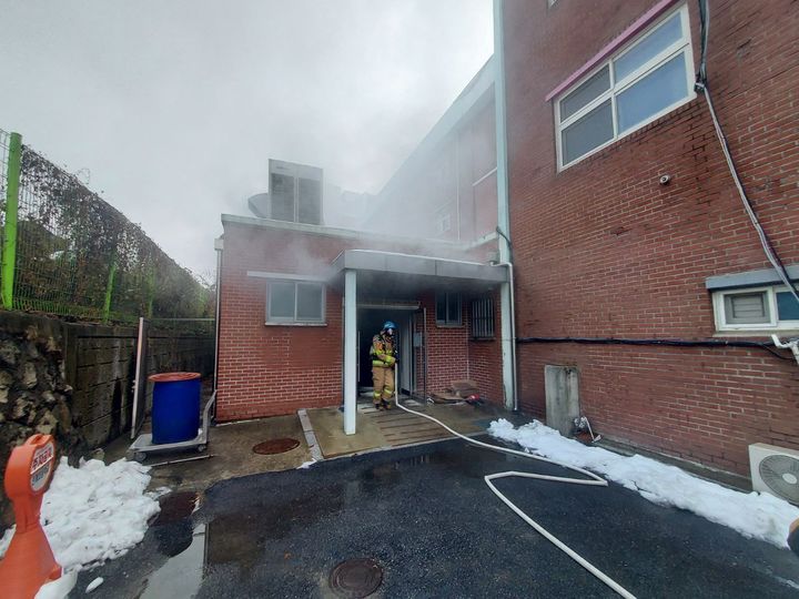 [수원=뉴시스] 2일 오전 8시50분께 경기 수원시 팔달구의 한 초등학교 급식실에 불이 나 학생 수백명이 대피했다. (사진=경기도소방재난본부 제공) 2024.12.02. photo@newsis.com *재판매 및 DB 금지