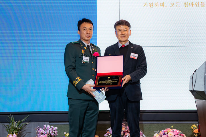 왼쪽부터 ROTC 34기 임외택 (진)준장과 영남대학교 최외출 총장 *재판매 및 DB 금지