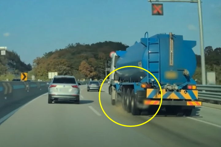 [서울=뉴시스] 고속도로를 달리던 중 탱크로리 차량에서 새어 나온 폐수로 인해 피해를 봤다는 차주의 사연이 전해졌다. (사진='한문철TV') *재판매 및 DB 금지
