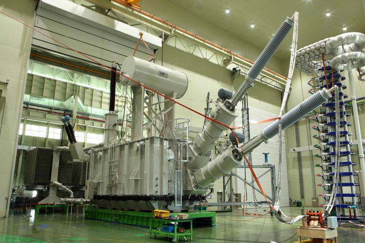 [서울=뉴시스]LS일렉트릭의 HVDC CTR 초고압 시험 모습. (사진 = 업체 제공) 2024.12.02. photo@newsis.com&nbsp; *재판매 및 DB 금지