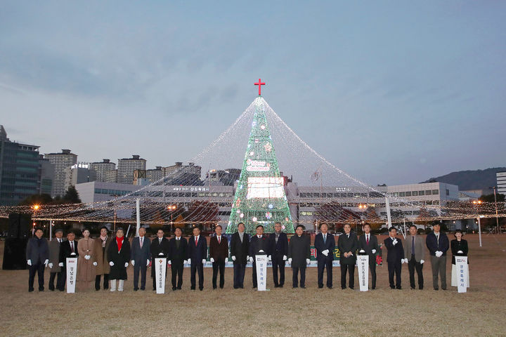 [창원=뉴시스] 강경국 기자 = 홍남표 경남 창원시장, 허성무 국회의원, 손태화 창원시의회 의장, 시민, 기독교인 등이 1일 창원시청 광장에서 열린 크리스마스 트리 점등식에 참석하고 있다. (사진=창원시청 제공). 2024.12.02. photo@newsis.com *재판매 및 DB 금지