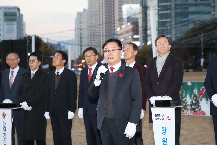 [창원=뉴시스] 강경국 기자 = 홍남표 경남 창원시장이 1일 창원시청 광장에서 열린 크리스마스 트리 점등식에서 인사말을 하고 있다. (사진=창원시청 제공). 2024.12.02. photo@newsis.com *재판매 및 DB 금지