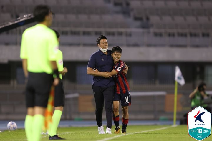 [서울=뉴시스]수원FC 시절 이승우와 김도균 감독. (사진=프로축구연맹 제공)