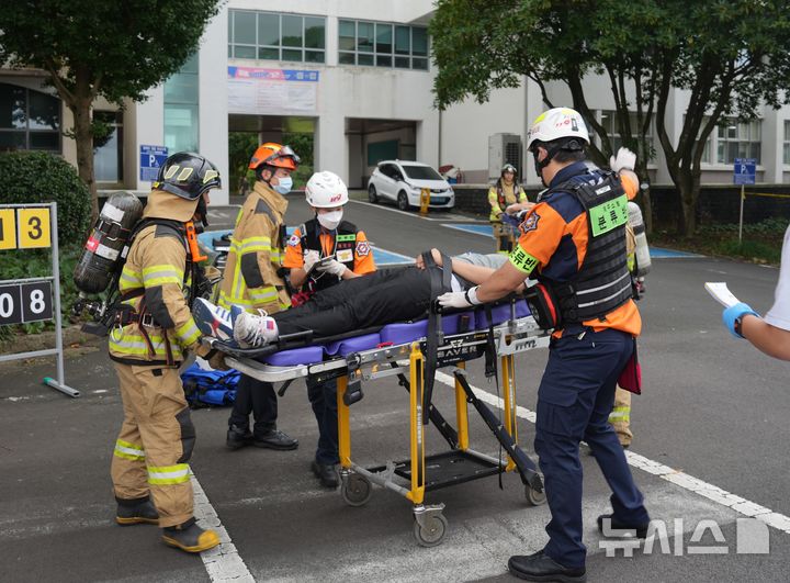 [제주=뉴시스] 제주소방안전본부와 제주소방서가 지난 9월24일 제주대학교에서 건물 붕괴에 따른 다수 사상자 사고를 가정한 '재난현장 구급대응훈련'을 전개하고 있다. (사진=제주소방안전본부 제공) 2024.12.02. photo@newsis.com