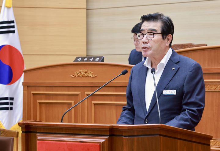 [보령=뉴시스] 김동일 보령시장이 2일 시의회에서 시정연설을 하고 있다. (사진=보령시청 제공) 2024.12.02. photo.newsis.com *재판매 및 DB 금지