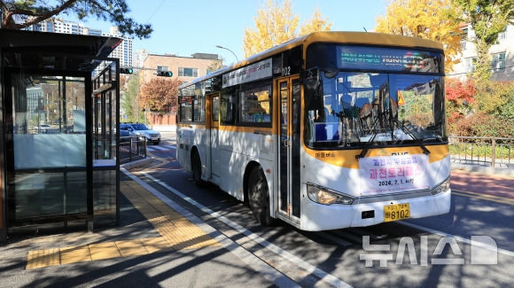 [과천=뉴시스] 과천시에서 운행 중인 마을버스. (사진=과천시 제공) 2024.12.02. photo@newsis.com