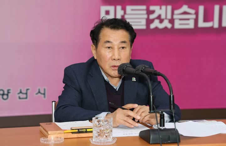 [양산=뉴시스] 나동연 시장이 2024년 시정 주요 사업 성과 보고를 주제로 12월 관리자 회의를 하고 있다. (사진=양산시 제공) 2024.12.02. photo@newsis.com *재판매 및 DB 금지