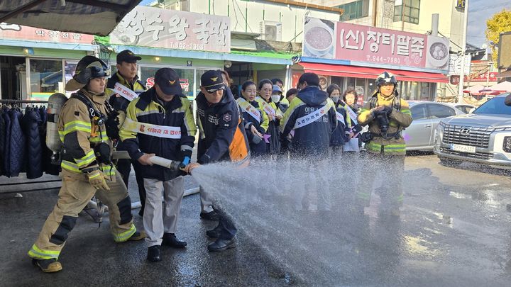 [광주=뉴시스] 광주 광산소방서는 지난달 29일 광산구 송정시장 일대에서 소방차 길 터주기 소방 훈련을 진행했다. (사진=광산소방 제공) 2024.12.02. photo@newsis.com *재판매 및 DB 금지