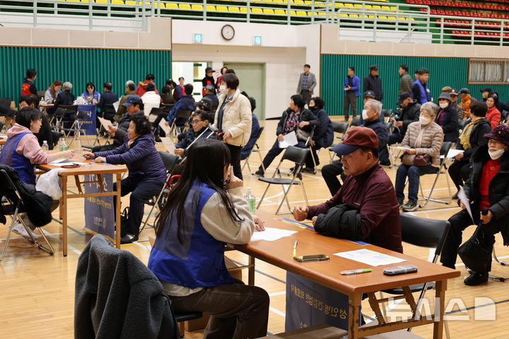 [서울=뉴시스]세브란스병원 진료봉사단이 올해로 30년째 제주도를 찾아 주민 건강검진 등 진료 봉사를 이어오며 질환을 조기에 발견해 적절히 치료받을 수 있도록 지원하고 있다. (사진= 세브란스병원 제공) 2024.12.02. photo@newsis.com. 