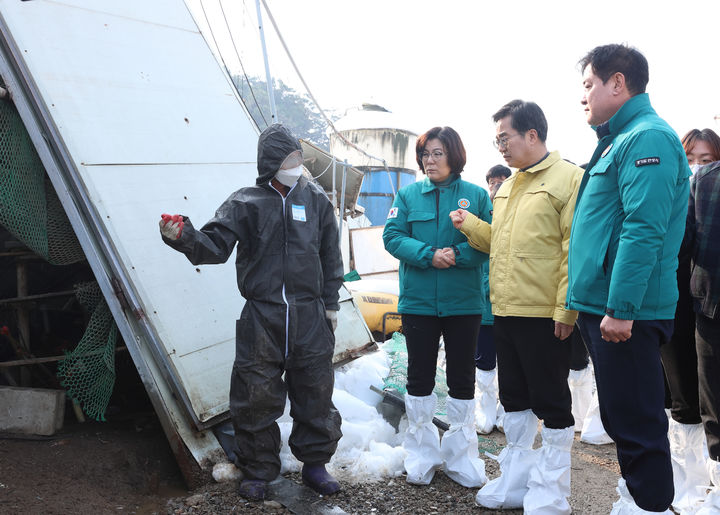 [수원=뉴시스] 2일 오전 김동연 경기도지사가 안성 양계장 대설 피해지역을 확인하고 있다. (사진=경기도 제공) 2024.12.02. photo@newsis.com *재판매 및 DB 금지