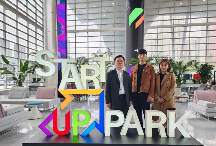 [서울=뉴시스]왼쪽부터 나눔엔젤스 엄철현 대표, 스페이스점프 배상일 대표, 나눔엔젤스 최예은 상무.(사진=벤처기업협회 제공) *재판매 및 DB 금지