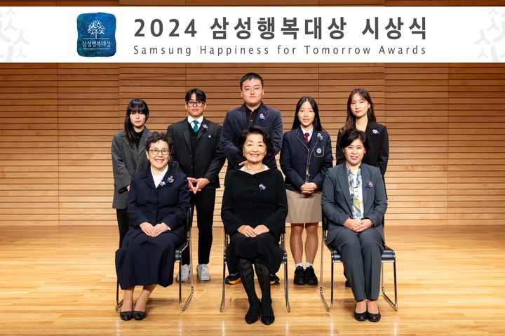 [서울=뉴시스]2024 삼성행복대상 시상식 수상자 사진. (앞줄 왼쪽부터)김나영 교수, 김청자 성악가, 김옥란 센터장. (뒷줄 왼쪽부터)청소년상 김세희(백석예술대 2), 김도민(부산 반여고 2), 김상균(울산상업고 2), 박진성(인천진산과학고 2), 이혜미(총신대 3). (사진=삼성생명공익재단 제공) 2024.12.02. photo@newsis.com *재판매 및 DB 금지