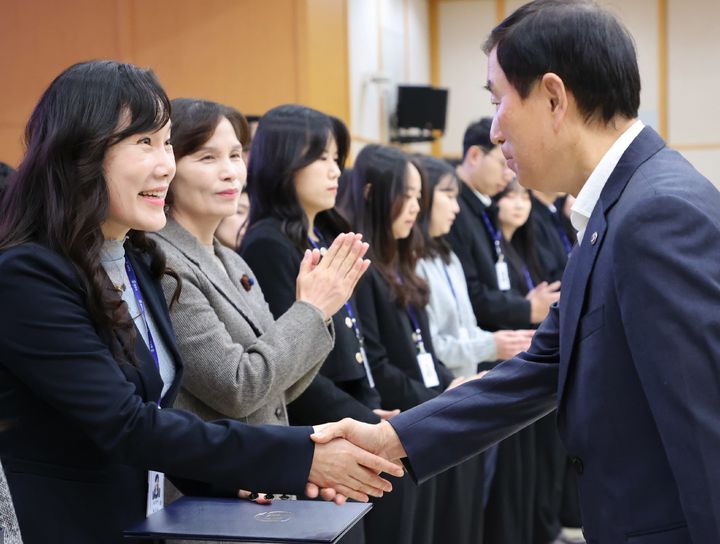 친절공무원과 친절 부서 표창하는 조길형(오른쪽) 충주시장 *재판매 및 DB 금지