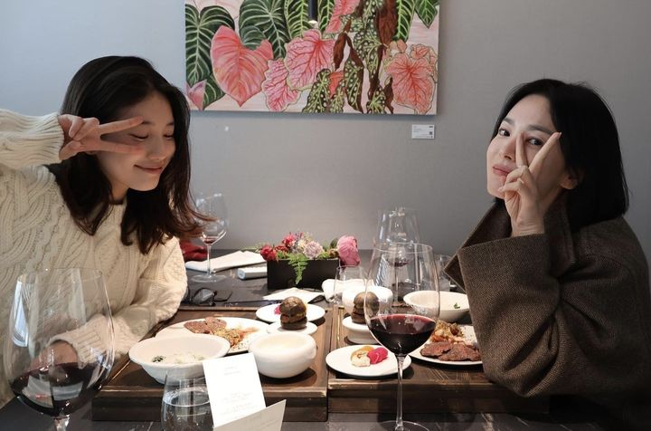 [서울=뉴시스] 수지(왼쪽), 송혜교. (사진=송혜교 인스타그램 캡처) 2024.12.02. photo@newsis.com *재판매 및 DB 금지