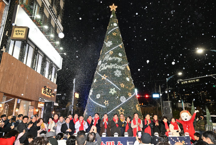 [울산=뉴시스] 구미현 기자 = 울산시 중구는 지난달 29일 성남동 문화의거리(옛 울산초등학교 앞)에서 크리스마스트리 및 경관조명 점등식을 열었다. (사진=울산시 중구 제공) 2024.12.02. photo@newsis.com *재판매 및 DB 금지