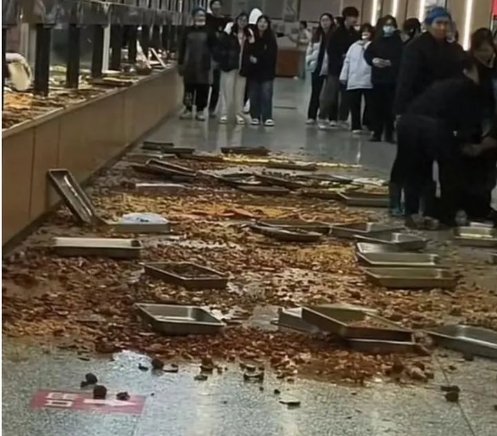 [서울=뉴시스]직원 간 싸움으로 한 학교 급식실이 엉망이 되는 황당한 일이 벌어졌다.(사진=도우인) *재판매 및 DB 금지 *재판매 및 DB 금지