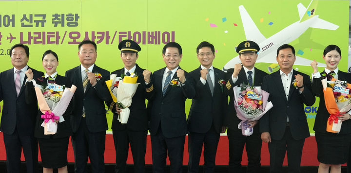 [무안=뉴시스] 송창헌 기자 =김영록 전남지사가 2일 무안국제공항에서 열린 무안공항 첫 데일리(Daily) 국제 정기선 취항식에서 진에서 객실승무원에게 꽃다발을 증정하고 기념촬영을 하고 있다. (사진=전남도 제공) 2024.12.02 photo@newsis.com *재판매 및 DB 금지