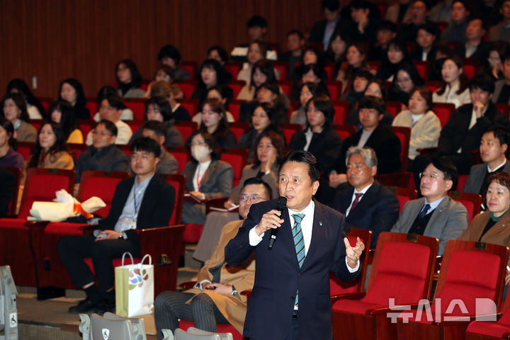 [청주=뉴시스] 김영환 충북지사가 2일 충남 홍성군 홍북읍 충남도청 문예회관에서 직원들을 대상으로 특강하고 있다. (사진=충북도 제공) 2024.12.02. photo@newsis.com *재판매 및 DB 금지