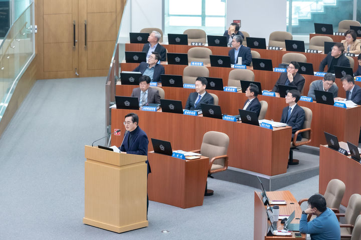 [수원=뉴시스] 경기도의회 본회의장에서 답변하는 김동연 경기도지사. (사진=경기도 제공) 2024.12.02. photo@newsis.com *재판매 및 DB 금지