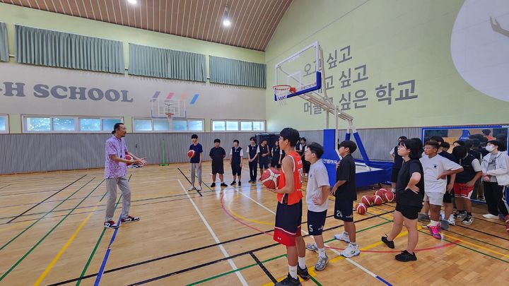 [서울=뉴시스] 전 농구 국가대표 한기범이 학생들을 지도하고 있다. (사진=체육공단 제공) *재판매 및 DB 금지