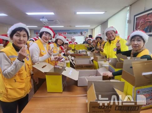 [안양=뉴시스] 안양시 자원봉사센터가 적십자사 봉사단과 함께 2일 '사랑의 선물 꾸러미'를 만들어 취약계층에 전달했다. (사진=자원봉사센터 제공) 2024.12.02. photo@newsis.com 