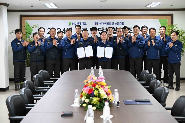 [울산=뉴시스] 2일 오후 HD현대미포 울산 본사 한우리회관 교섭회의실에서 김형관 사장과 박진철 노조 위원장, 노사 교섭위원들이 참석한 가운데 '2024년 임금 및 단체협약 조인식'이 진행되고 있다. (사진=HD현대미포 제공) 2024.12.02. photo@newsis.com *재판매 및 DB 금지