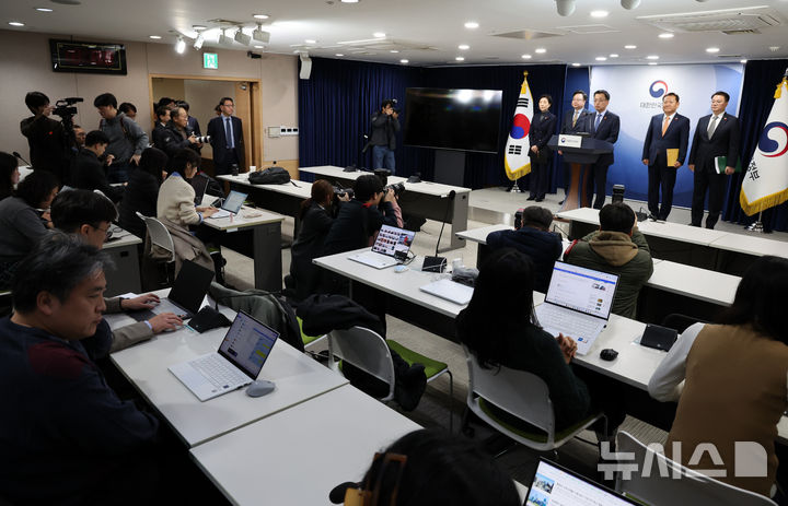 [서울=뉴시스] 배훈식 기자 = 최상목 경제부총리 겸 기획재정부 장관이 2일 오전 서울 종로구 정부서울청사에서 야당 단독감액안의 문제점 등에 대한 정부 입장 합동 발표를 하고 있다. 왼쪽부터 오영주 중소벤처기업부 장관, 조규홍 보건복지부 장관, 최 부총리, 이상민 행정안전부 장관, 방기선 국무조정실장. 2024.12.02. dahora83@newsis.com