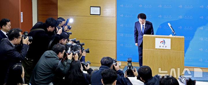 [서울=뉴시스] 김금보 기자 = 최달영 감사원 사무총장이 2일 오전 서울 종로구 감사원 기자실에서 최재해 감사원장 탄핵 추진 관련 긴급 브리핑을 마치고 인사하고 있다. 2024.12.02. kgb@newsis.com