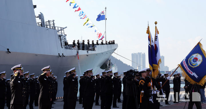 [부산=뉴시스] 하경민 기자 = 대한민국 해군의 첫 8200t급 이지스구축함인 '정조대왕함'(DDG·8200t급) 취역식이 열린 2일 부산 남구 해군작전사령부 부산작전기지에서 장병들이 황선우 해군작전사령관에게 경례하고 있다. 길이 170m, 폭 21m, 최고속력 시속 55.5㎞ 이상인 정조대왕함은 탄도미사일에 대한 탐지·추적은 물론 요격까지 가능하다. 이 함정은 전력화과정을 거쳐 내년 연말 실전에 배치될 예정이다. 2024.12.02. yulnetphoto@newsis.com