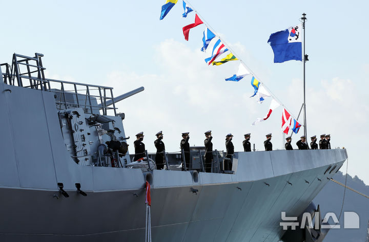 [부산=뉴시스] 하경민 기자 = 대한민국 해군의 첫 8200t급 이지스구축함인 '정조대왕함'(DDG·8200t급) 취역식이 열린 2일 부산 남구 해군작전사령부 부산작전기지에서 장병들이 황선우 해군작전사령관에게 경례하고 있다. 길이 170m, 폭 21m, 최고속력 시속 55.5㎞ 이상인 정조대왕함은 탄도미사일에 대한 탐지·추적은 물론 요격까지 가능하다. 이 함정은 전력화과정을 거쳐 내년 연말 실전에 배치될 예정이다. 2024.12.02. yulnetphoto@newsis.com