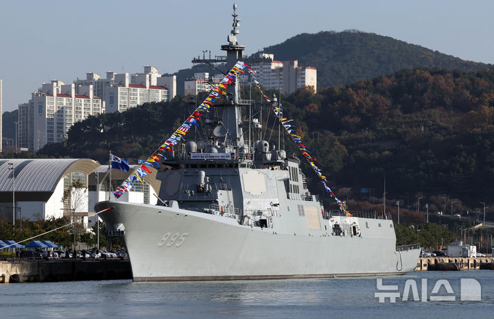 [부산=뉴시스] 하경민 기자 = 대한민국 해군의 첫 8200t급 이지스구축함인 '정조대왕함'(DDG995·8200t급) 취역식이 2일 부산 남구 해군작전사령부 부산작전기지에서 열리고 있다. 길이 170m, 폭 21m, 최고속력 시속 55.5㎞ 이상인 정조대왕함은 탄도미사일에 대한 탐지·추적은 물론 요격까지 가능하다. 이 함정은 전력화과정을 거쳐 내년 연말 실전에 배치될 예정이다. 2024.12.02. yulnetphoto@newsis.com