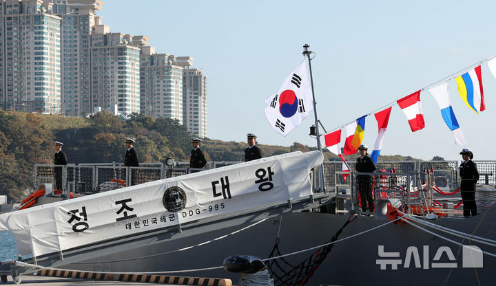 [부산=뉴시스] 하경민 기자 = 대한민국 해군의 첫 8200t급 이지스구축함인 '정조대왕함'(DDG995·8200t급) 취역식이 2일 부산 남구 해군작전사령부 부산작전기지에서 열리고 있다.  길이 170m, 폭 21m, 최고속력 시속 55.5㎞ 이상인 정조대왕함은 탄도미사일에 대한 탐지·추적은 물론 요격까지 가능하다. 이 함정은 전력화과정을 거쳐 내년 연말 실전에 배치될 예정이다. 2024.12.02. yulnetphoto@newsis.com