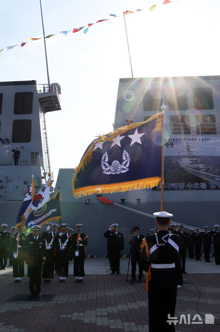 [부산=뉴시스] 하경민 기자 = 대한민국 해군의 첫 8200t급 이지스구축함인 '정조대왕함'(DDG·8200t급) 취역식이 열린 2일 부산 남구 해군작전사령부 부산작전기지에서 승조원들이 황선우 해군작전사령관에게 경례하고 있다. 길이 170m, 폭 21m, 최고속력 시속 55.5㎞ 이상인 정조대왕함은 탄도미사일에 대한 탐지·추적은 물론 요격까지 가능하다. 이 함정은 전력화과정을 거쳐 내년 연말 실전에 배치될 예정이다. 2024.12.02. yulnetphoto@newsis.com