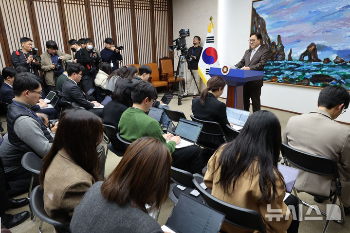 [서울=뉴시스] 권창회 기자 = 우원식 국회의장이 2일 오전 서울 여의도 국회에서 열린 2025년도 예산안 관련 긴급 기자회견에서 발언을 하고 있다. 2024.12.02. kch0523@newsis.com