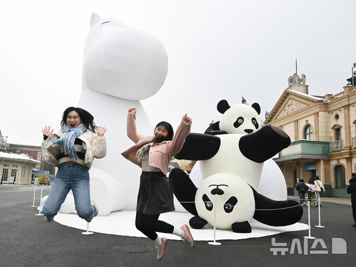 [용인=뉴시스] 김종택 기자 = 2일 경기도 용인시 에버랜드 글로벌페어 중앙 광장에 핀란드 대표 캐릭터인 무민과 쌍둥이 판다 루이바오·후이바오가 함께 겨울을 즐기는 모습의 초대형 ABR(Aero Balloon Robot)이 설치돼 있다. 에버랜드는 무민과 함께하는 윈터토피아 겨울축제를 내년 3월 3일까지 개최한다. 2024.12.02. jtk@newsis.com